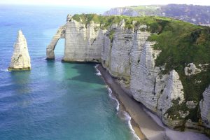 Acantilado rocoso cerca del mar, un impresionante paisaje natural que muestra la grandeza de la naturaleza.