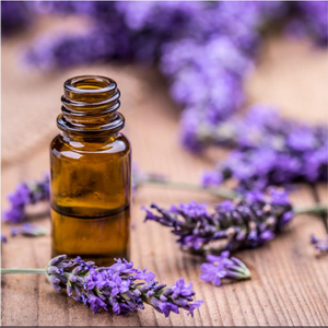 Aceites esenciales para la ansiedad: frasco de aceite esencial de lavanda junto a ramas de lavanda, una opción natural para aliviar la ansiedad y promover la relajación.