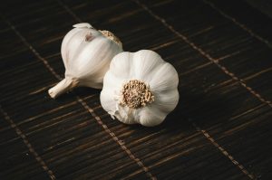 Ajos frescos, un ingrediente clave en la dieta anticancerígena y los tratamientos naturales para el cáncer.