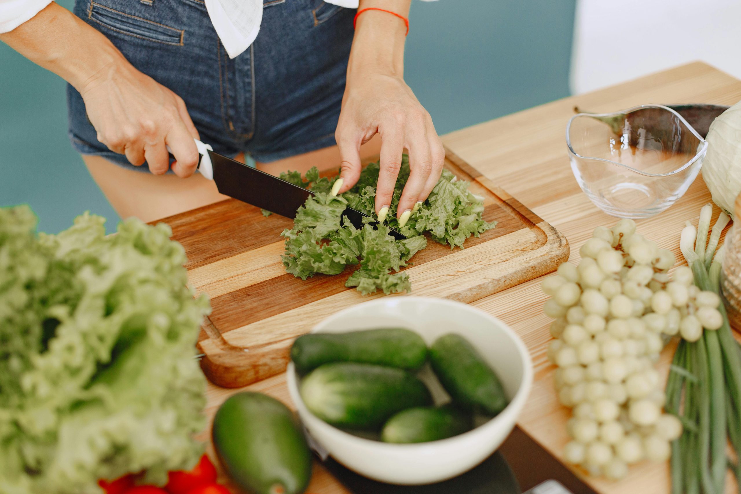 Cortando verduras frescas, representando alimentación consciente y saludable.