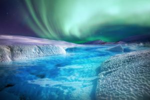 Aurora boreal iluminando el cielo nocturno con luces de colores
