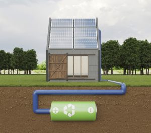 Paneles solares y tecnologías de energía renovable en una casa ecológica. 