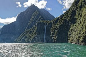 Fiordo de Milford Sound en el Parque Nacional de Fiordland, Nueva Zelanda, Naturaleza con montañas y cascadas.