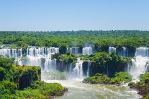 Cataratas del Iguazú, mostrando múltiples caídas de agua y exuberante vegetación.