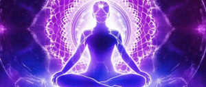 Silueta de un avatar con una luz brillante en su frente, simbolizando el tercer ojo. La imagen está envuelta en un tono violeta, representativo del chakra del tercer ojo.