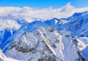 Vista panorámica de las majestuosas cordilleras cubiertas de nieve en Engelberg, Suiza, mostrando la imponente belleza natural de la región.