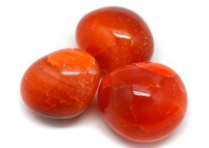 Cornalina: Cristal naranja brillante, asociado con el chakra sacro y la vitalidad.