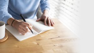 Journaling creativo para explorar pensamientos y emociones.