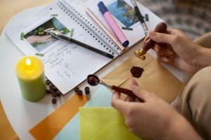 Persona explorando su creatividad a través del journaling, rodeada de herramientas artísticas y notas inspiradoras.