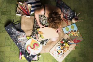 Collage de actividades creativas para estimular la imaginación y la expresión personal.
