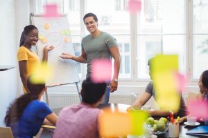 Sesión de brainstorming y creación de mapas mentales para generar y organizar ideas.