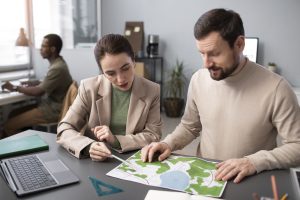 Emprendedores planificando estrategias en un entorno de trabajo dinámico y sostenible