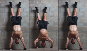Persona realizando flexiones en pino asistidas contra una pared para fortalecer los hombros y el core.