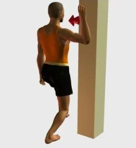 Estiramiento de pectoral en puerta para aumentar la flexibilidad de los hombros y el pecho.