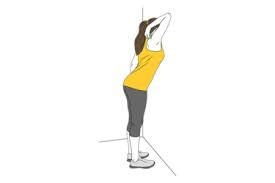 Estiramiento de tríceps en puerta para mejorar la flexibilidad del músculo tríceps braquial.