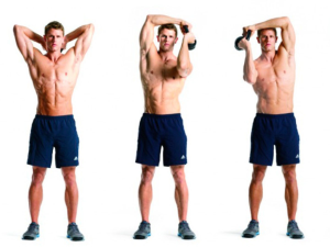 Persona realizando halos con kettlebell para mejorar la movilidad y estabilidad de los hombros.