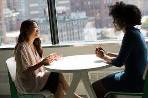 Dos mujeres conversando. Empatía a través de la comunicación y el diálogo.