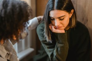 Mujer brindando apoyo y empatía a otra mujer. El valor de la empatía en momentos difíciles.