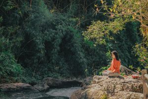 Mujer medita en la naturaleza.
