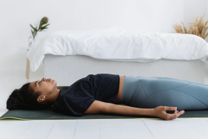 Persona acostada en posición de meditación, practicando el escaneo corporal para liberar tensiones y fomentar la calma interior. 