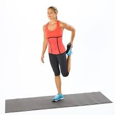 Estiramiento de cuádriceps de pie para mejorar la flexibilidad de la parte delantera de los muslos.