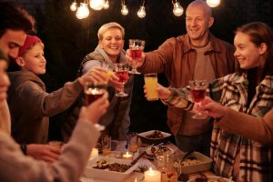 Una familia feliz brindando juntos en señal de celebración y unidad.