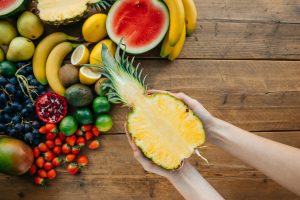 Variedad de frutas orgánicas frescas y coloridas.