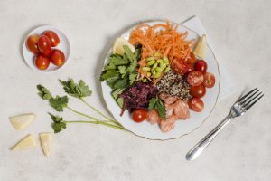 Plato con alimentos saludables y nutritivos, esenciales para una buena gestión del estrés.