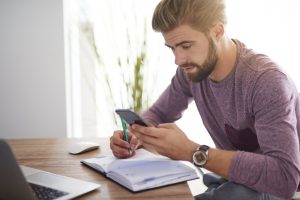 Persona revisando un presupuesto financiero, ilustrando la importancia del control de gastos y la planificación financiera personal. Una de las habilidades esenciales en el desarrollo personal.