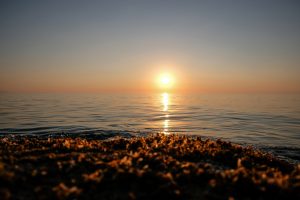 Amanecer en el mar. 