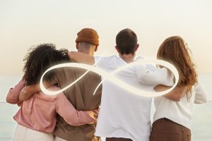 Personas abrazadas demostrando que trabajando en amor y compasión fortalecemos nuestra energía espiritual, creando un mundo lleno de luz.