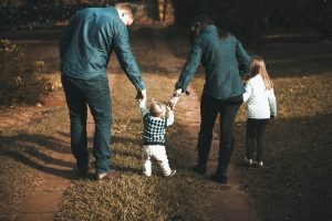 Una familia feliz camina en la naturaleza, mostrando la conexión entre la humanidad y su entorno. Explora la esencia de la naturaleza humana mientras descubres la belleza y la unidad familiar en este paisaje tranquilo.