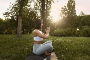 Mujer meditando al aire libre. refleja la introspección para salir adelante en la noche oscura del alma.