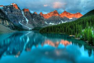 Paisaje sereno de un lago cristalino rodeado de imponentes montañas y bosques en Field, Alberta, Canadá.