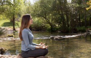 Mujer meditando en entorno tranquilo. típica técnica de la Medicina Alternativa para la Ansiedad
