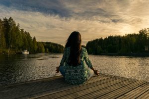 Chica meditando en la naturaleza: Meditación para la ansiedad y encontrar la paz interior.