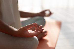 Persona practicando atención plena, también conocida como Mindfulness. Anclada en el momento presente.