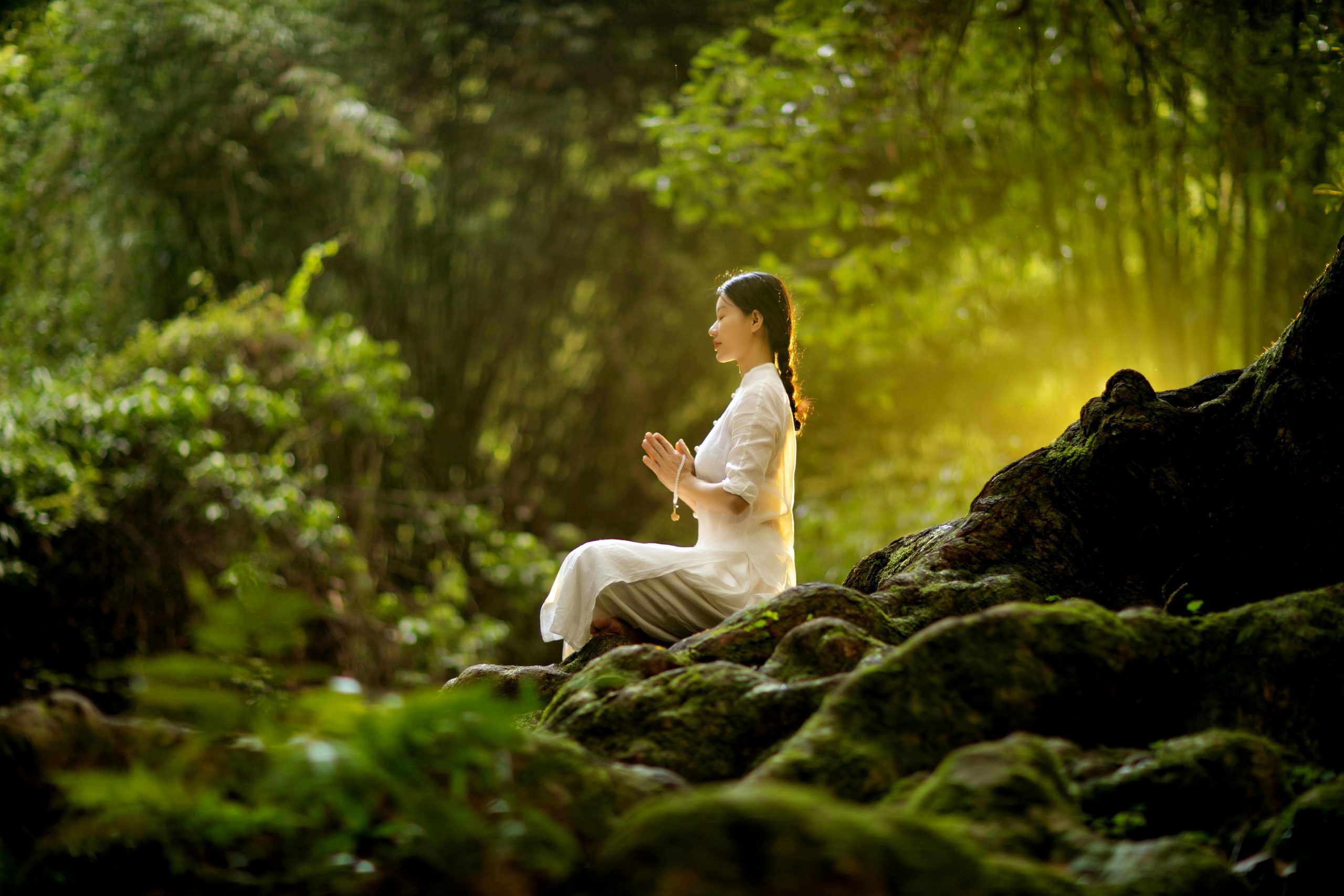 Imagen de una mujer practicando mindfulness en la naturaleza.