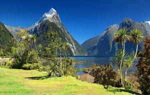 Fiordo de Milford Sound en el Parque Nacional de Fiordland, Nueva Zelanda, con montañas y cascadas.