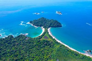 Vista panorámica de la costa de Quepos, Puntarenas Province, Costa Rica, con playas de arena blanca y bosques.