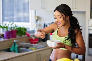 Adolescente desayunando de manera saludable y equilibrada, imagen de nutrición en la adolescencia.