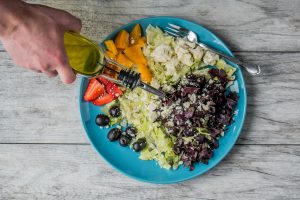 La esencia de la dieta mediterránea con aceite de oliva extra virgen: un toque dorado que realza el sabor y la salud de tus platos.