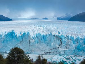 Glaciar imponente en un parque nacional, maravilla de la naturaleza y ejemplo de conservación ambiental.