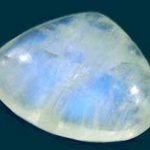 Piedra Lunar: Cristal blanco con reflejos azulados, relacionado con la intuición y la feminidad.