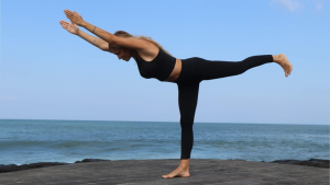  Persona practicando yoga en la postura del guerrero III, demostrando equilibrio, fuerza y flexibilidad.