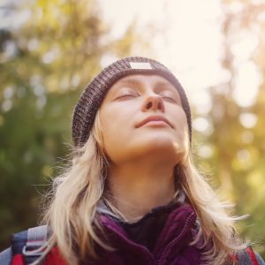 Mujer experimentando el despertar de la conciencia al vivir plenamente el presente.