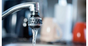 Filtro de agua doméstico purificando agua, representando la importancia de eliminar contaminantes para una salud óptima.