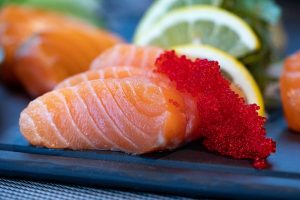 Filetes frescos de salmón en rodajas, una fuente de proteínas de alta calidad, ácidos grasos omega-3 y nutrientes esenciales.