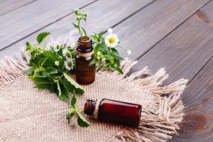 Frascos de aceites naturales. utilizados en la medicina alternativa homeopática. 