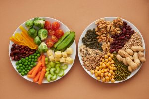 Variedad de alimentos saludables: Frutas frescas, verduras coloridas, granos integrales. Una dieta equilibrada es esencial para los adolescentes, proporcionando los nutrientes necesarios para un crecimiento y desarrollo saludable.